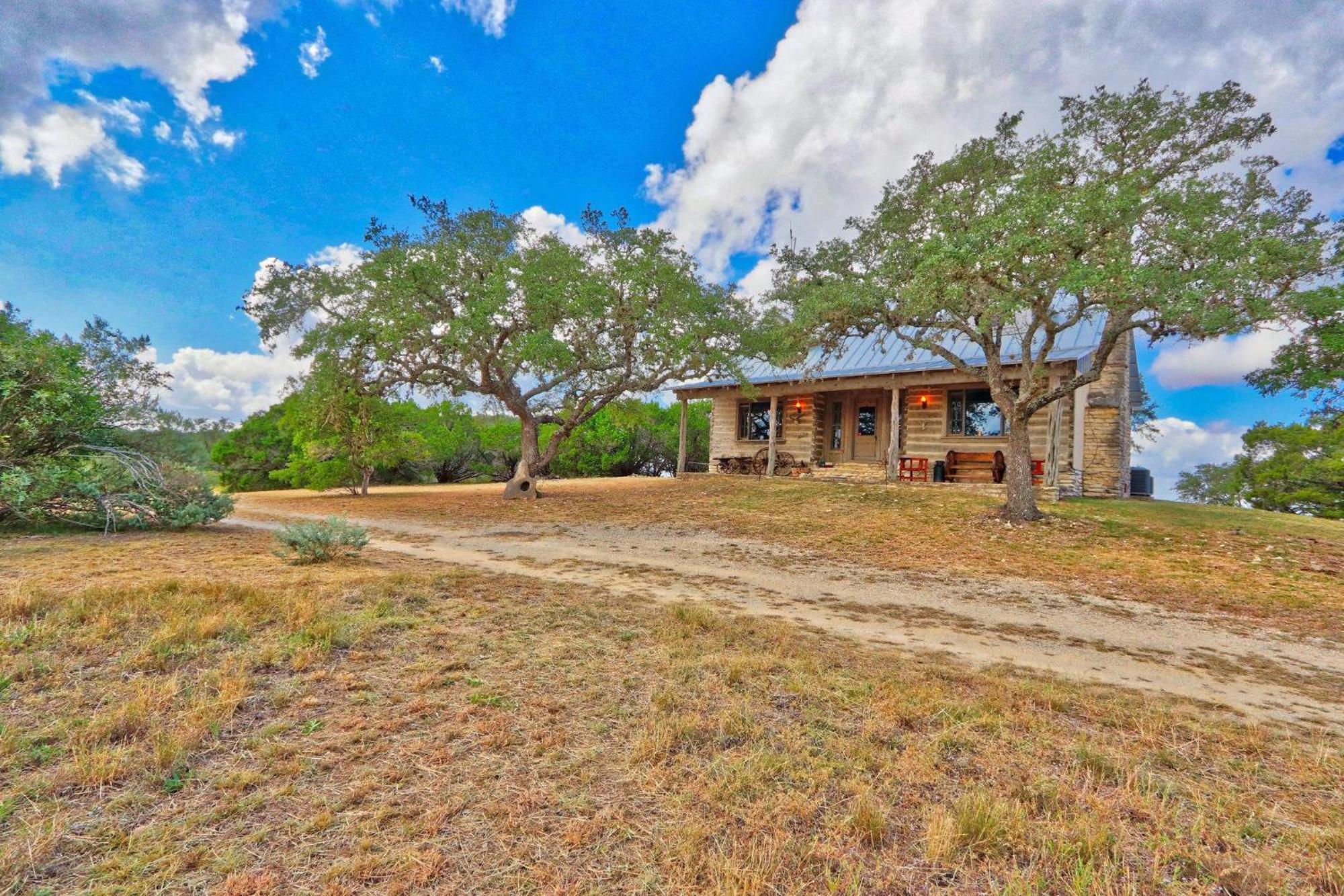 Log Cabin At Old Glory Ranch Wimberley Kültér fotó